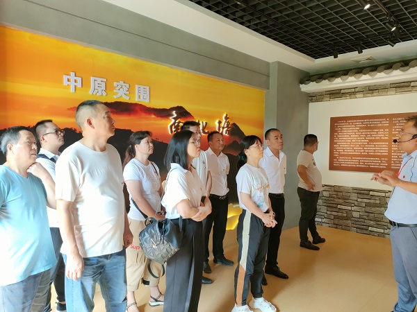 缅怀革命先烈 传承革命精神(图2)
