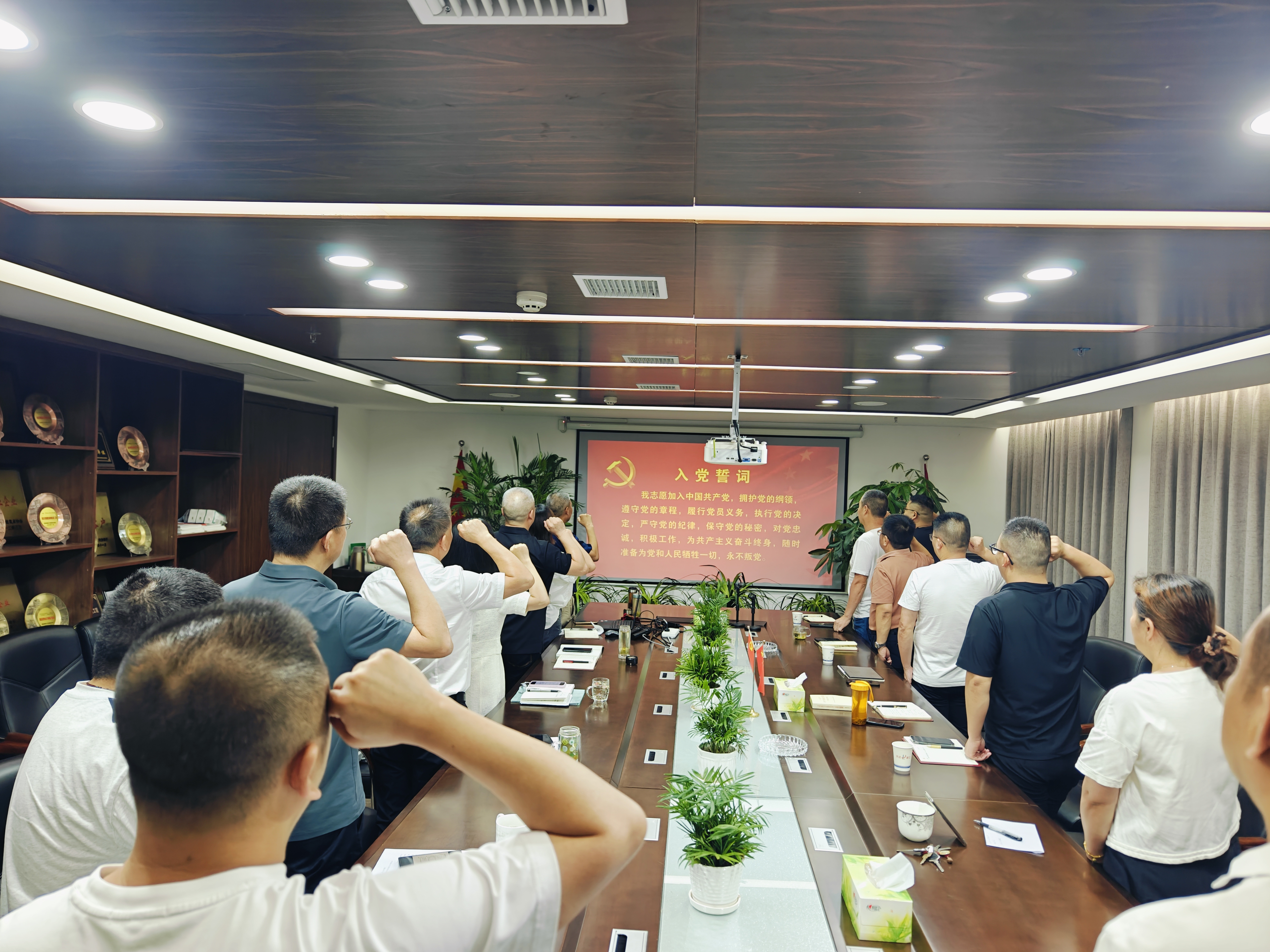红歌嘹亮颂党恩 党建领航筑精品(图1)