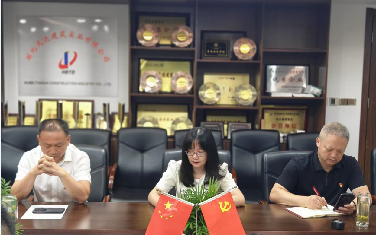 红歌嘹亮颂党恩 党建领航筑精品(图3)